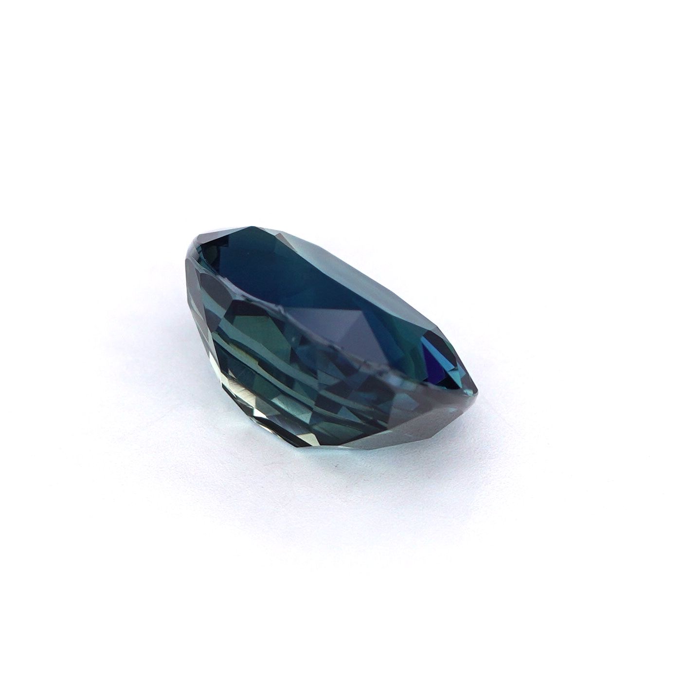 Captivating 1.60 Carat Oval Tsavorite Sapphire thumbnail 3