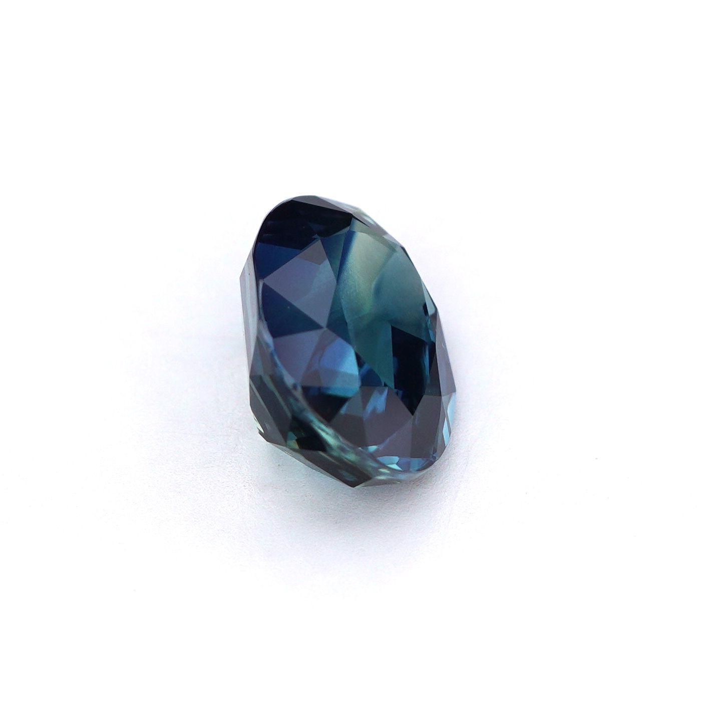 Captivating 1.60 Carat Oval Teal Sapphire thumbnail 3