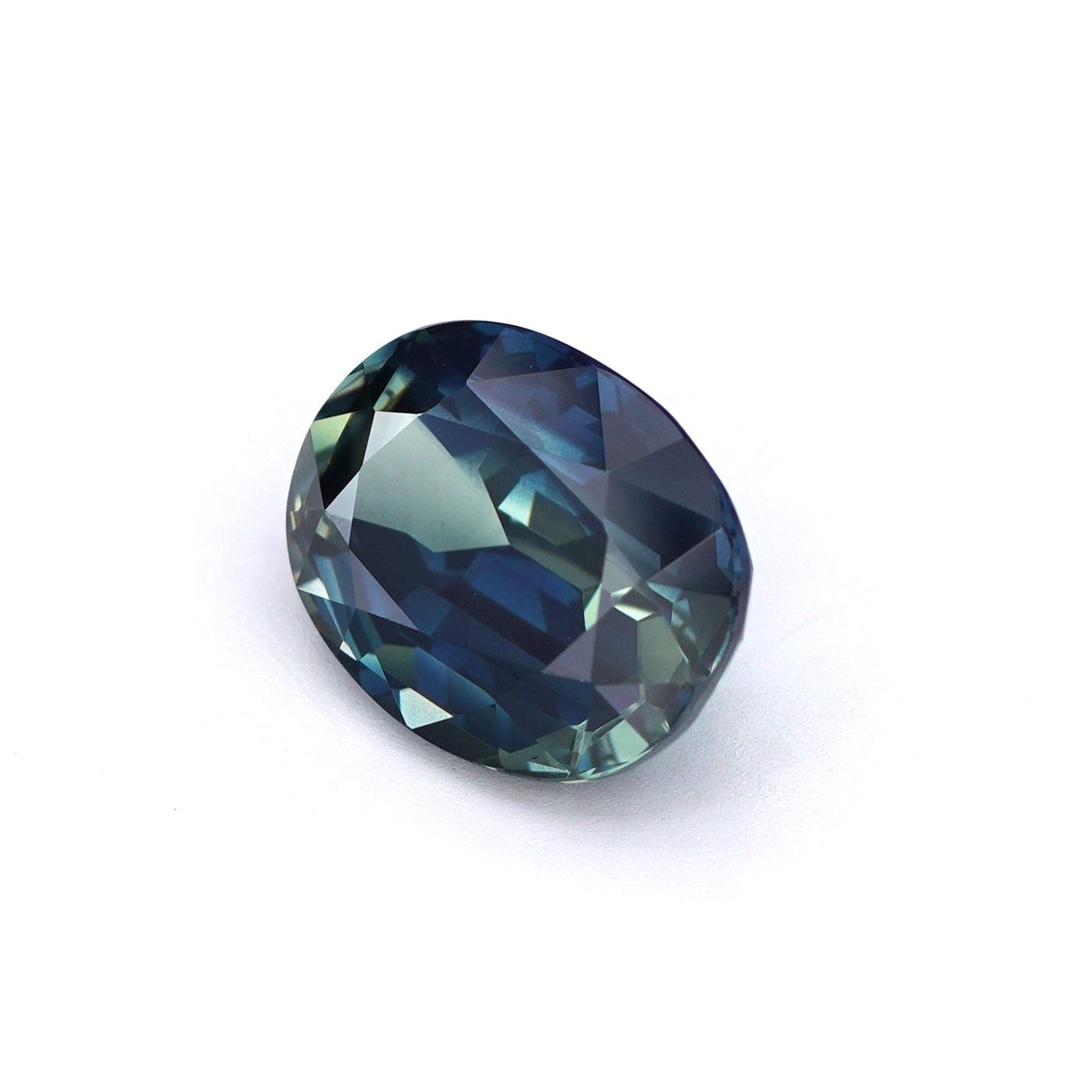 Captivating 1.60 Carat Oval Teal Sapphire thumbnail 6